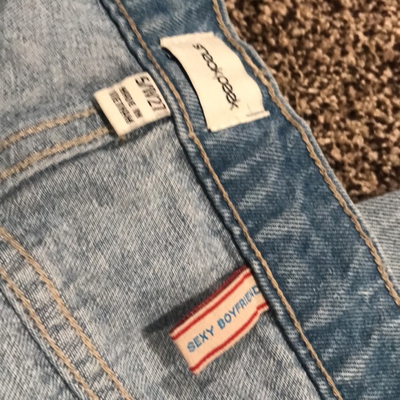 Sneak Peek Boyfriend Jeans Light Wash - Picture 10 of 10